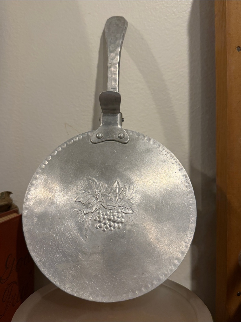 Everlast Silver Decorative Metal Wall Hanging with Grapevine Design